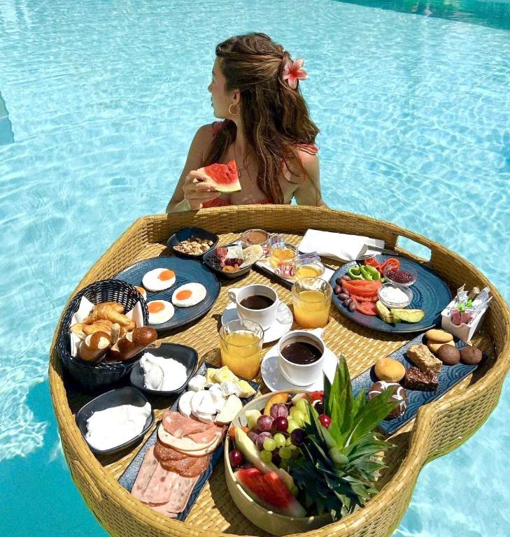 Swimming pool [outdoor]