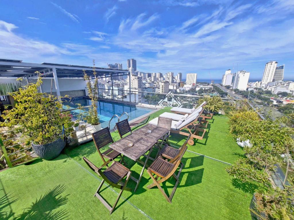 Swimming pool [outdoor]