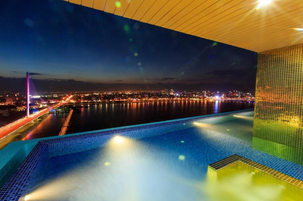 Swimming pool [outdoor]