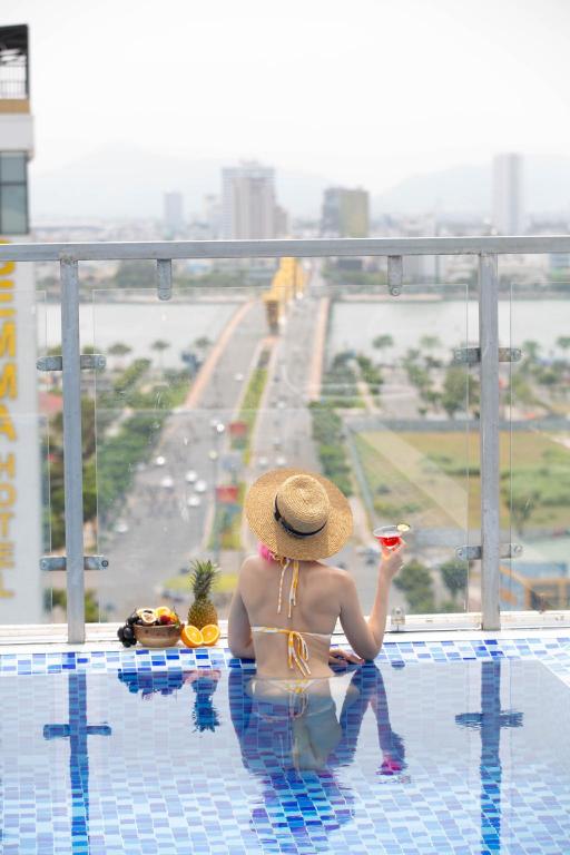 Swimming pool [outdoor]