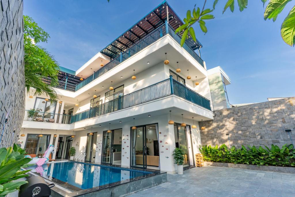 Sunny Beach Villa in Da Nang