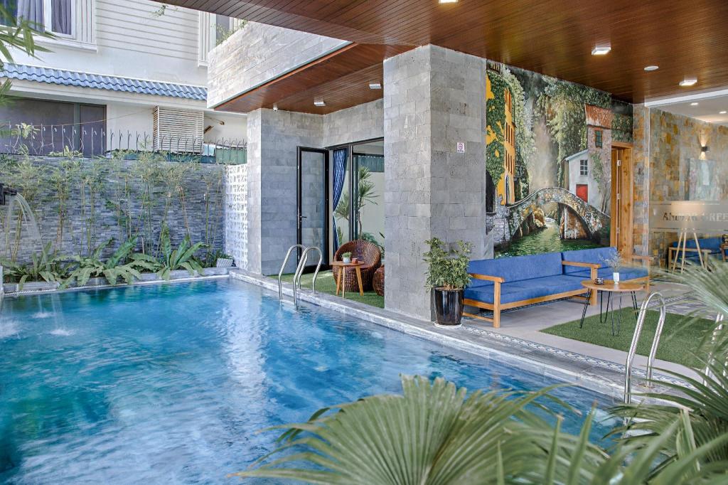 Swimming pool [outdoor]