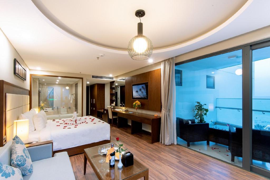 King Junior Suite with Balcony - Bedroom