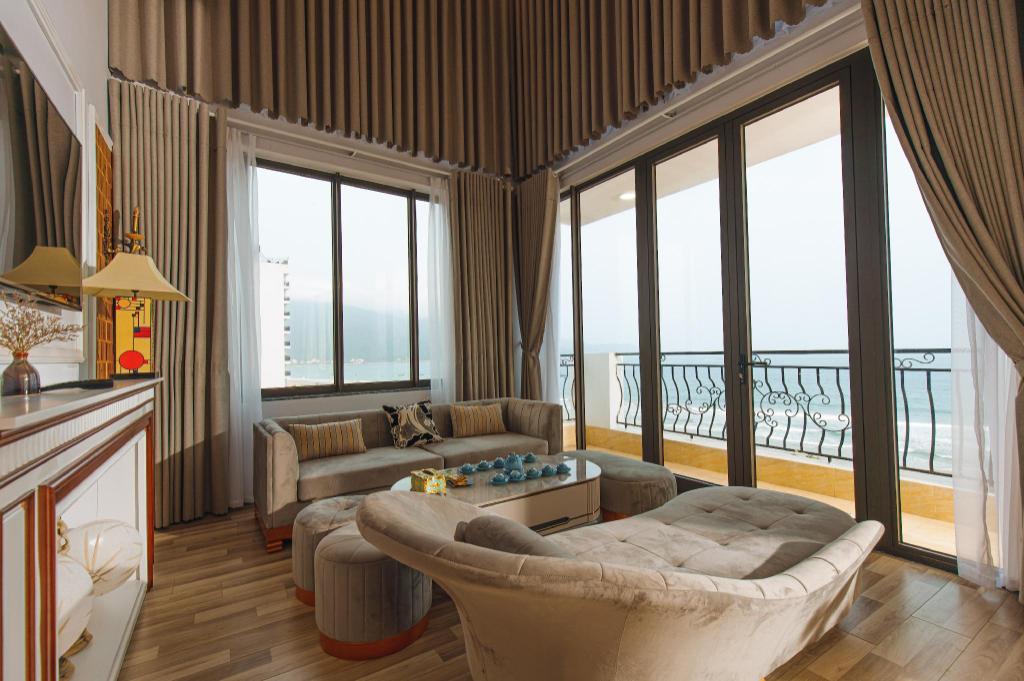 Penthouse 3 Bedroom Suite - Family room