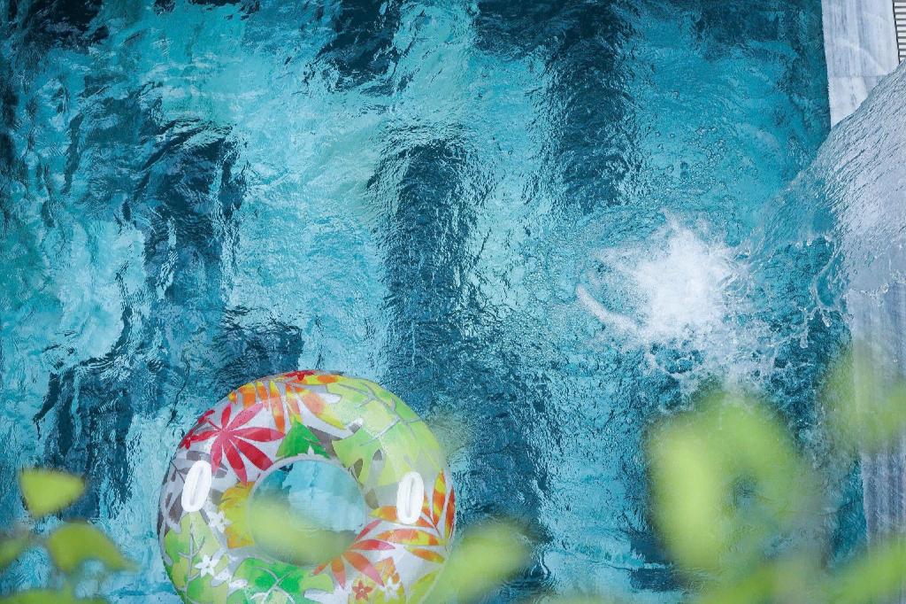 Swimming pool [outdoor]