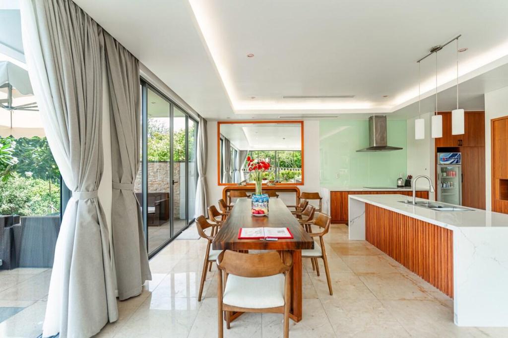Spacious 4 bedroom Lake view Villa in Da Nang — photo 5