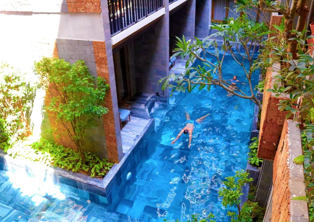 Swimming pool [outdoor]