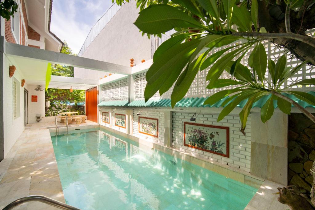 Swimming pool [outdoor]