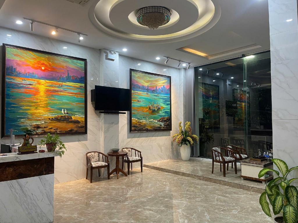 Shared lounge/TV area