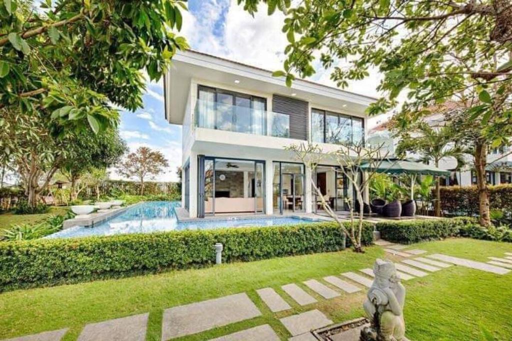 Villa 4 Deluxe - The Ocean Villa Da Nang in Da Nang