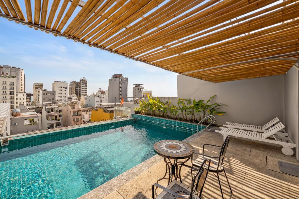 Swimming pool [outdoor]
