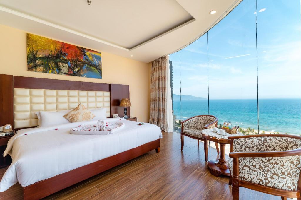 Deluxe King Room - Bed