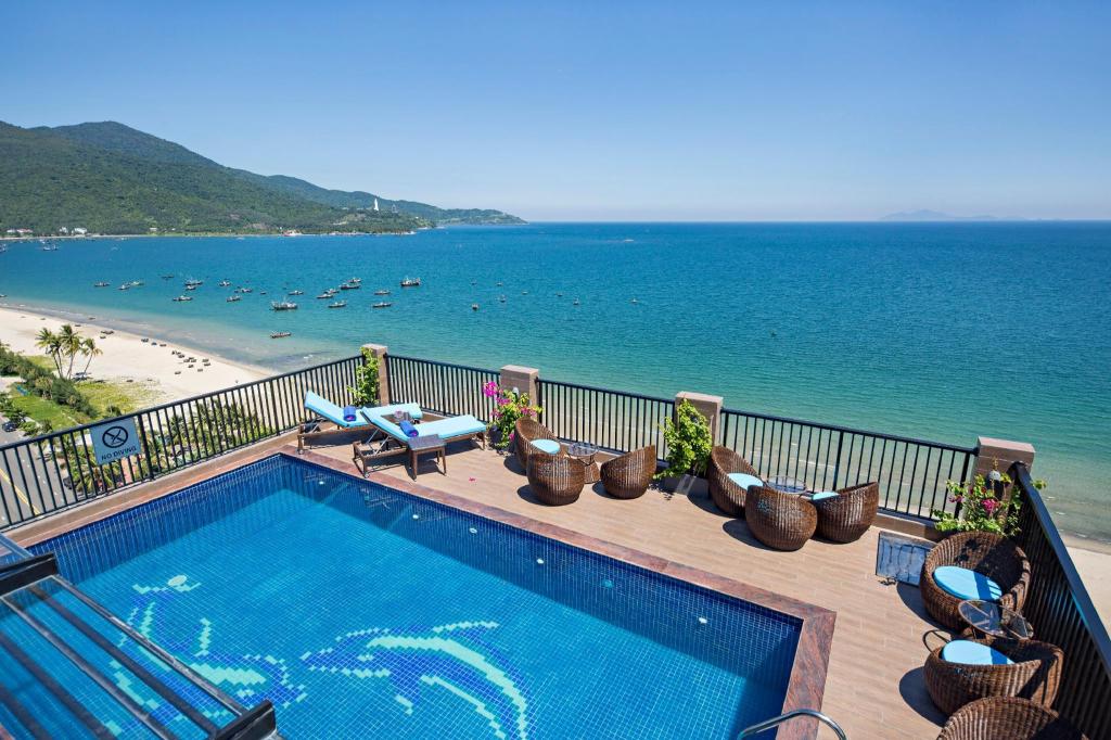 Swimming pool [outdoor]