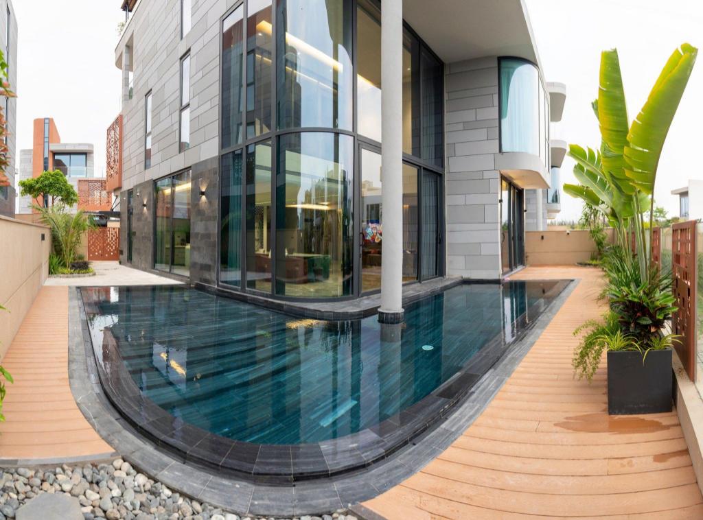 Swimming pool [outdoor]
