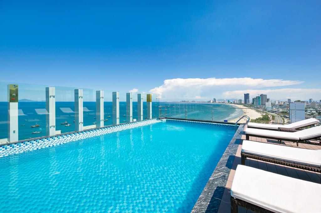 Swimming pool [outdoor]