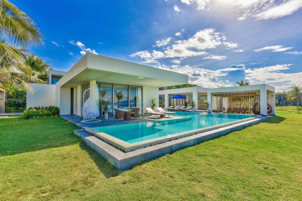 Stunning Beachfront 6BR Villa with largest pool ⭐⭐ in Da Nang