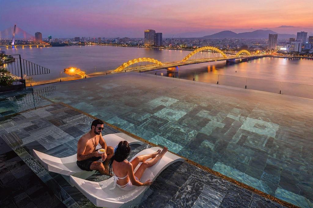 Swimming pool [outdoor]