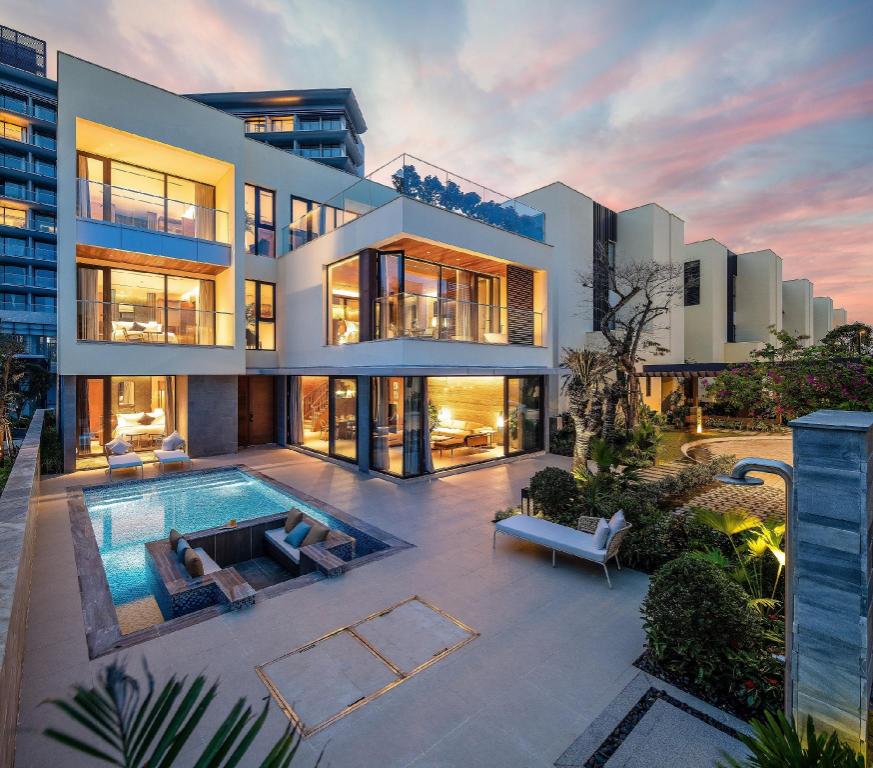 5BR Luxury Villa: Elite Services & Privacy in Da Nang