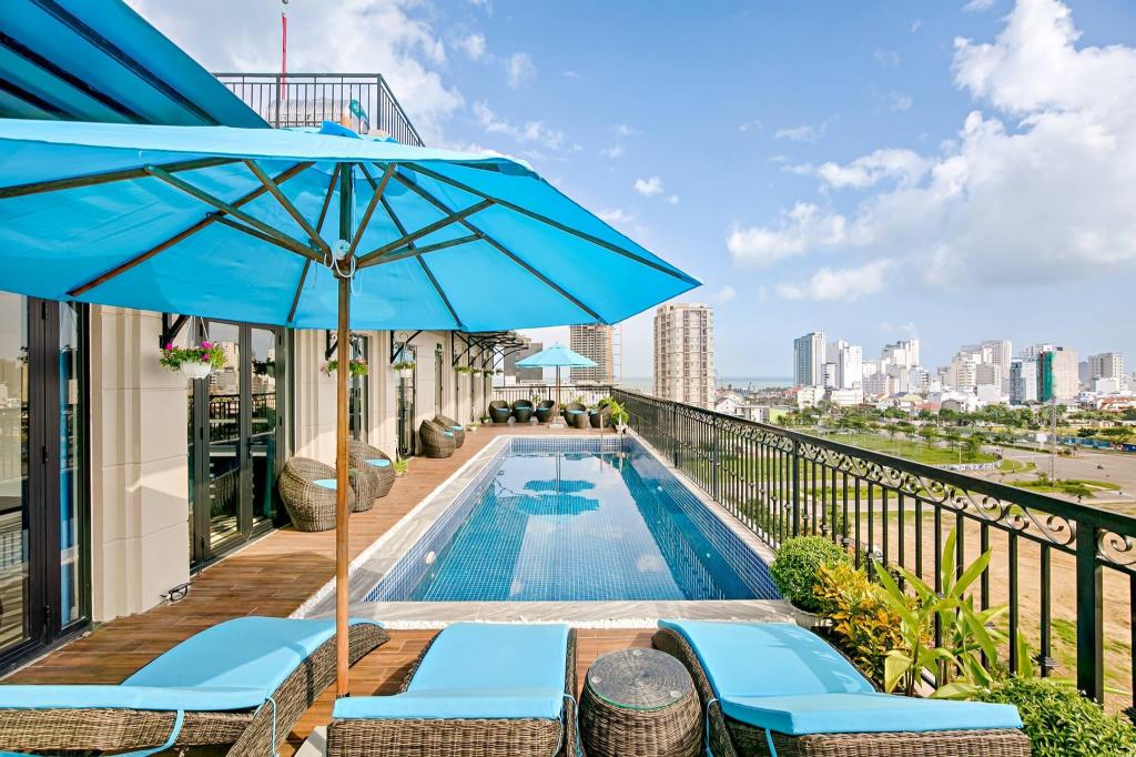 Swimming pool [outdoor]