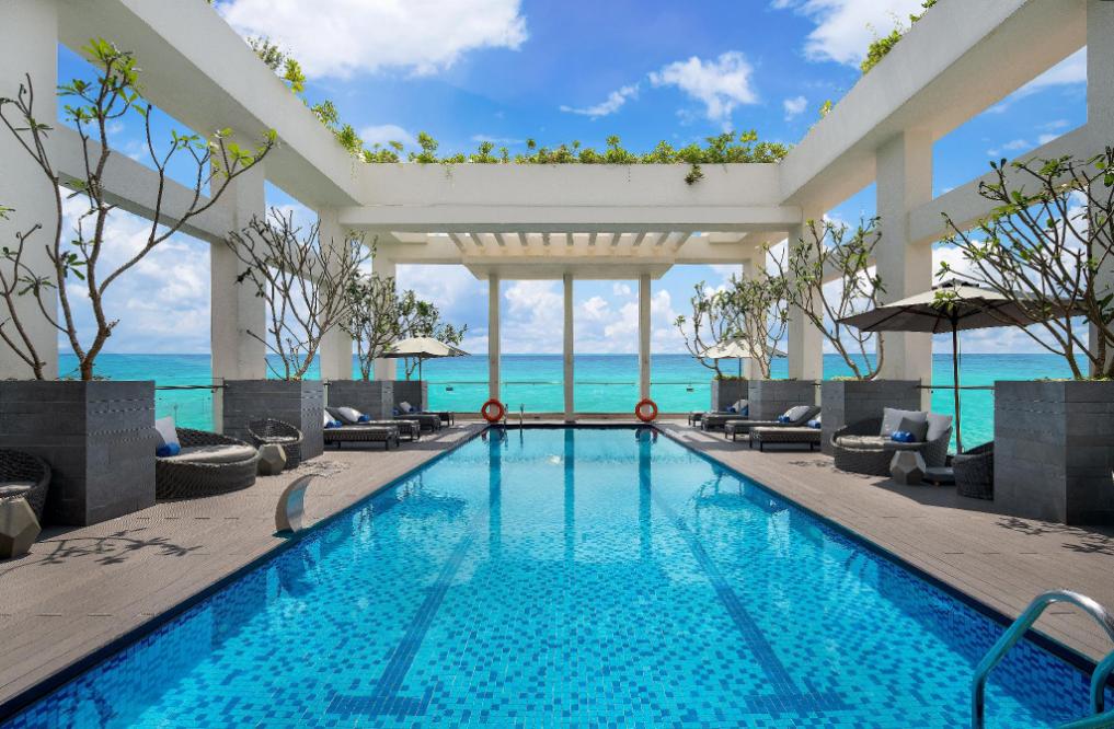 Swimming pool [outdoor]