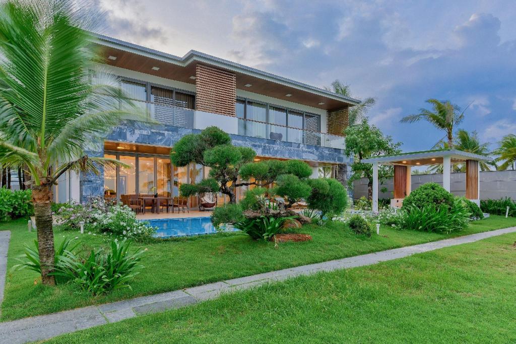 Luxe 6BR Beachfront Villa: Group Getaway Haven in Da Nang
