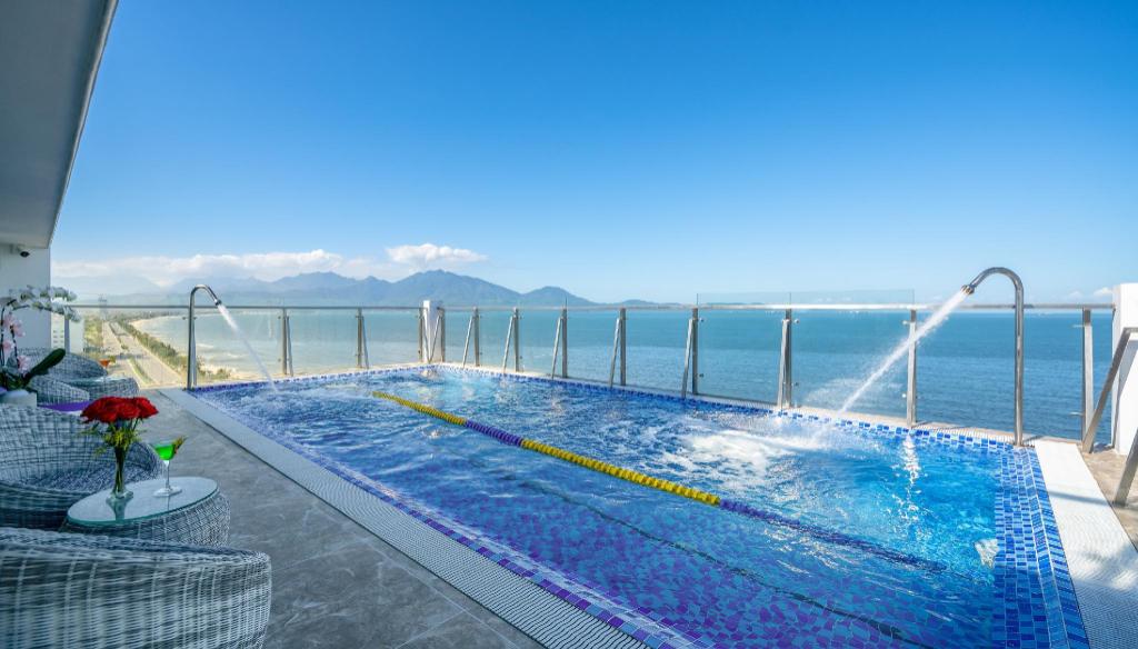 Swimming pool [outdoor]