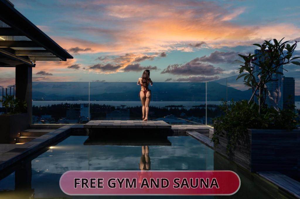 Swimming pool [outdoor]