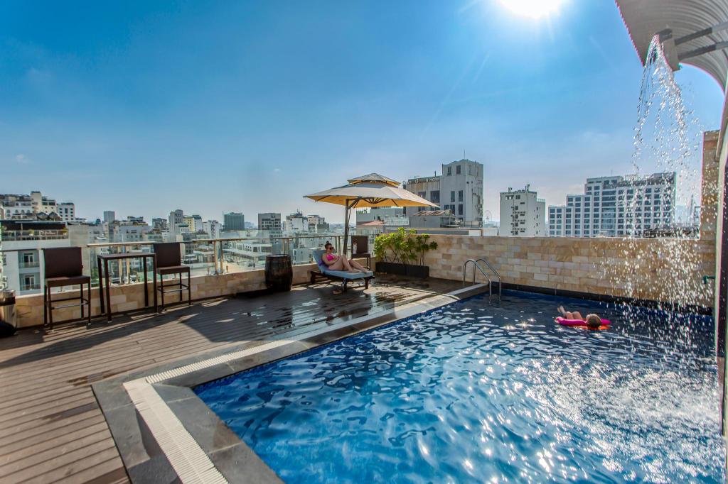 Swimming pool [outdoor]