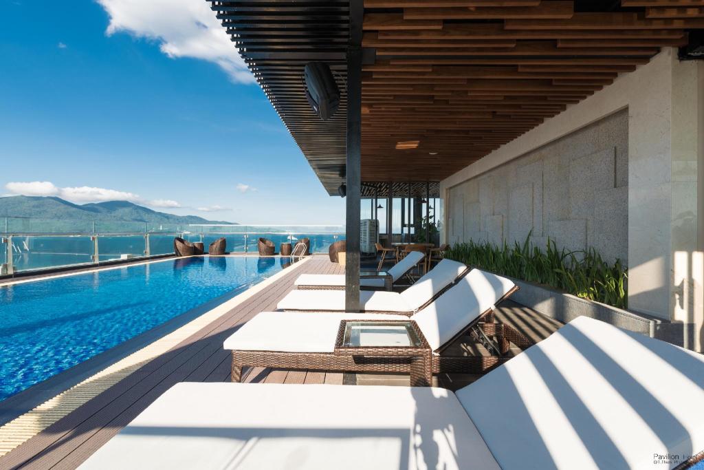 Swimming pool [outdoor]