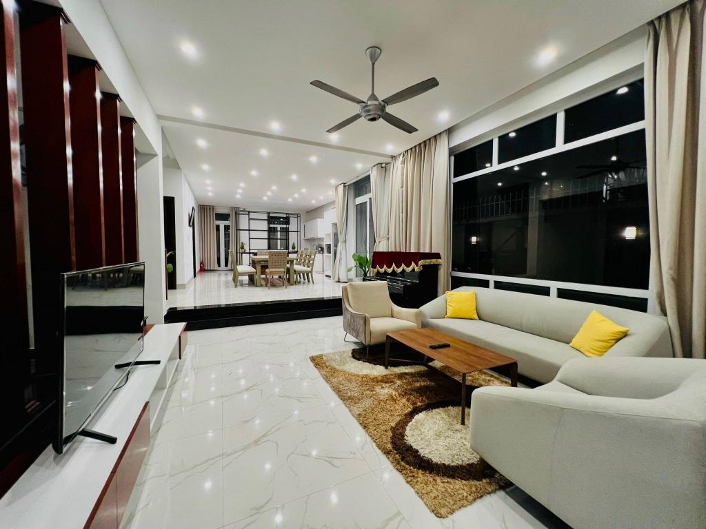 Pool villa 5 bedroom Private Near Beach in Da Nang