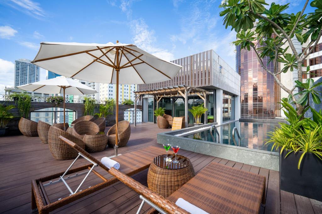 Swimming pool [outdoor]