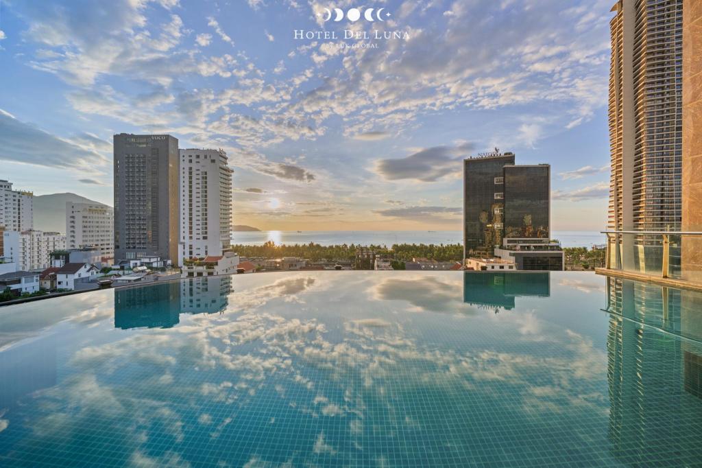 Swimming pool [outdoor]