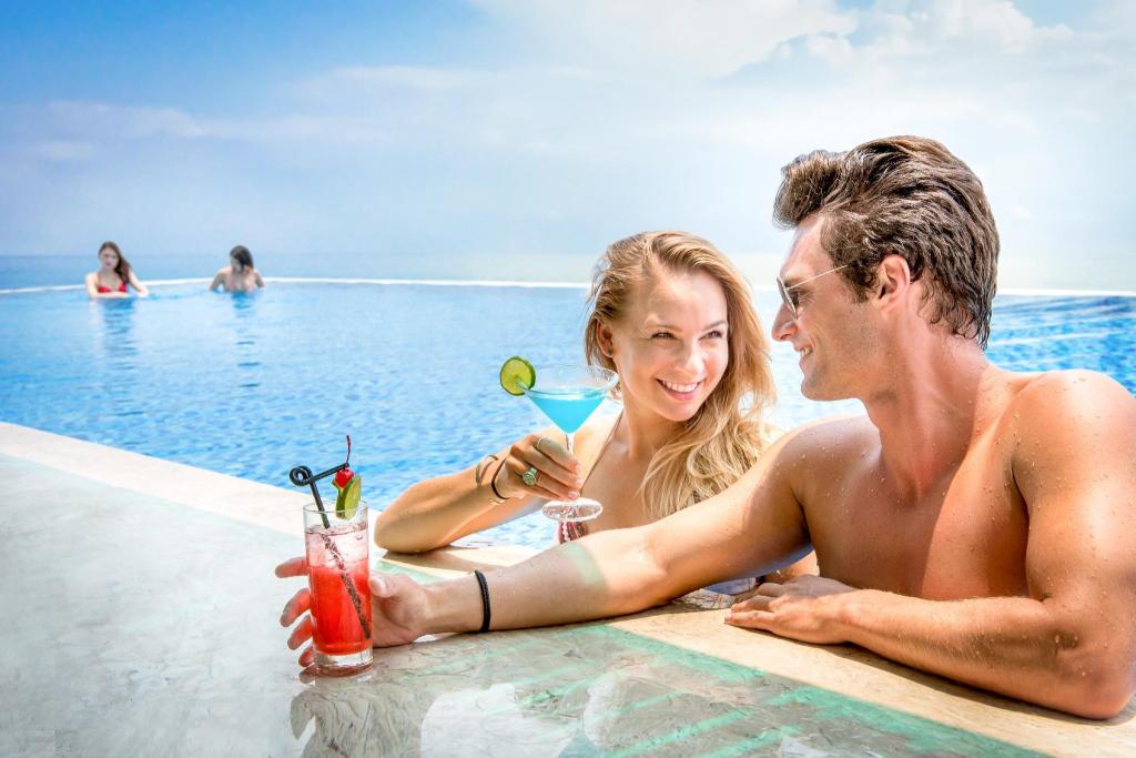 Swimming pool [outdoor]