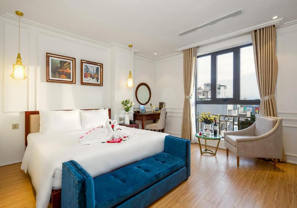 Deluxe King Suite - Bed
