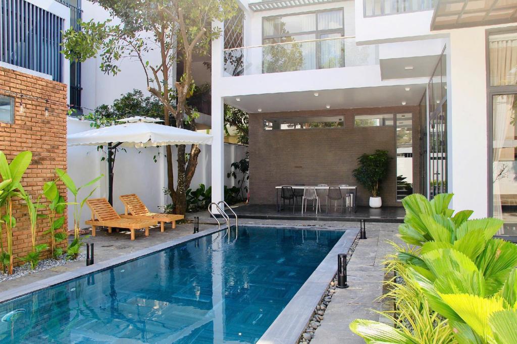Big Pool Villa 5BR Private near beach Han River in Da Nang