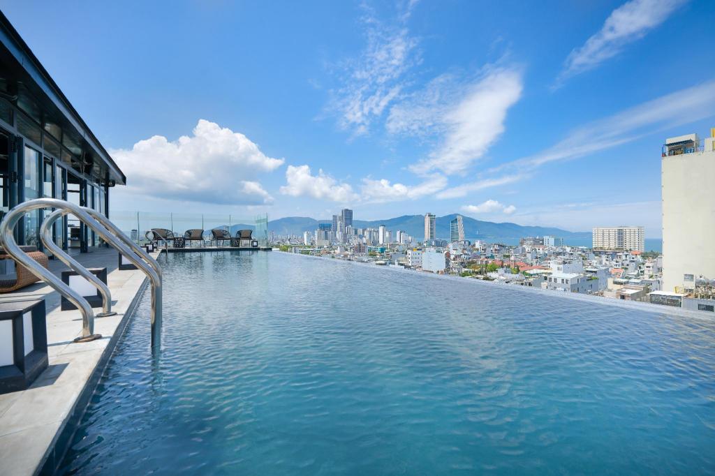 Swimming pool [outdoor]